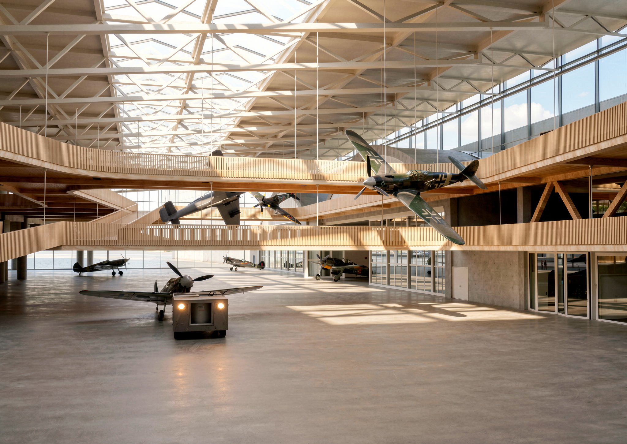 Historiske fly hengt opp under takverket